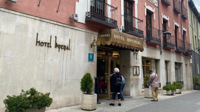 Unos turistas entrando en un hotel de Valladolid