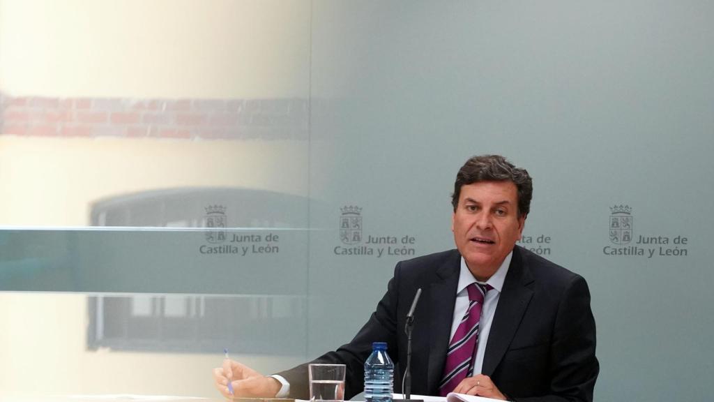 El consejero de Economía y Hacienda y portavoz, Carlos Fernández Carriedo, comparece en rueda de prensa posterior al Consejo de Gobierno