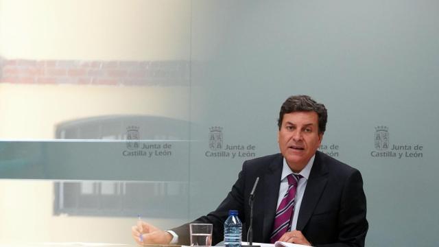 El consejero de Economía y Hacienda y portavoz, Carlos Fernández Carriedo, comparece en rueda de prensa posterior al Consejo de Gobierno