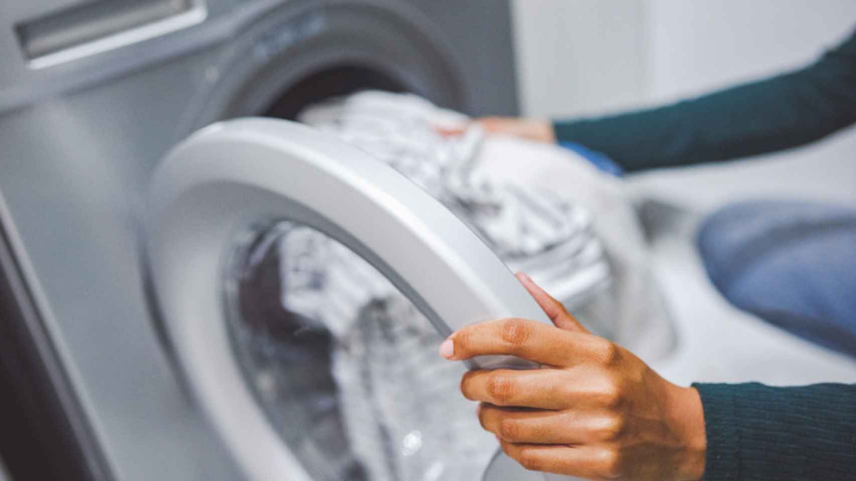 Hojas de laurel: el motivo por el que cada vez más gente lo usa para lavar su ropa.