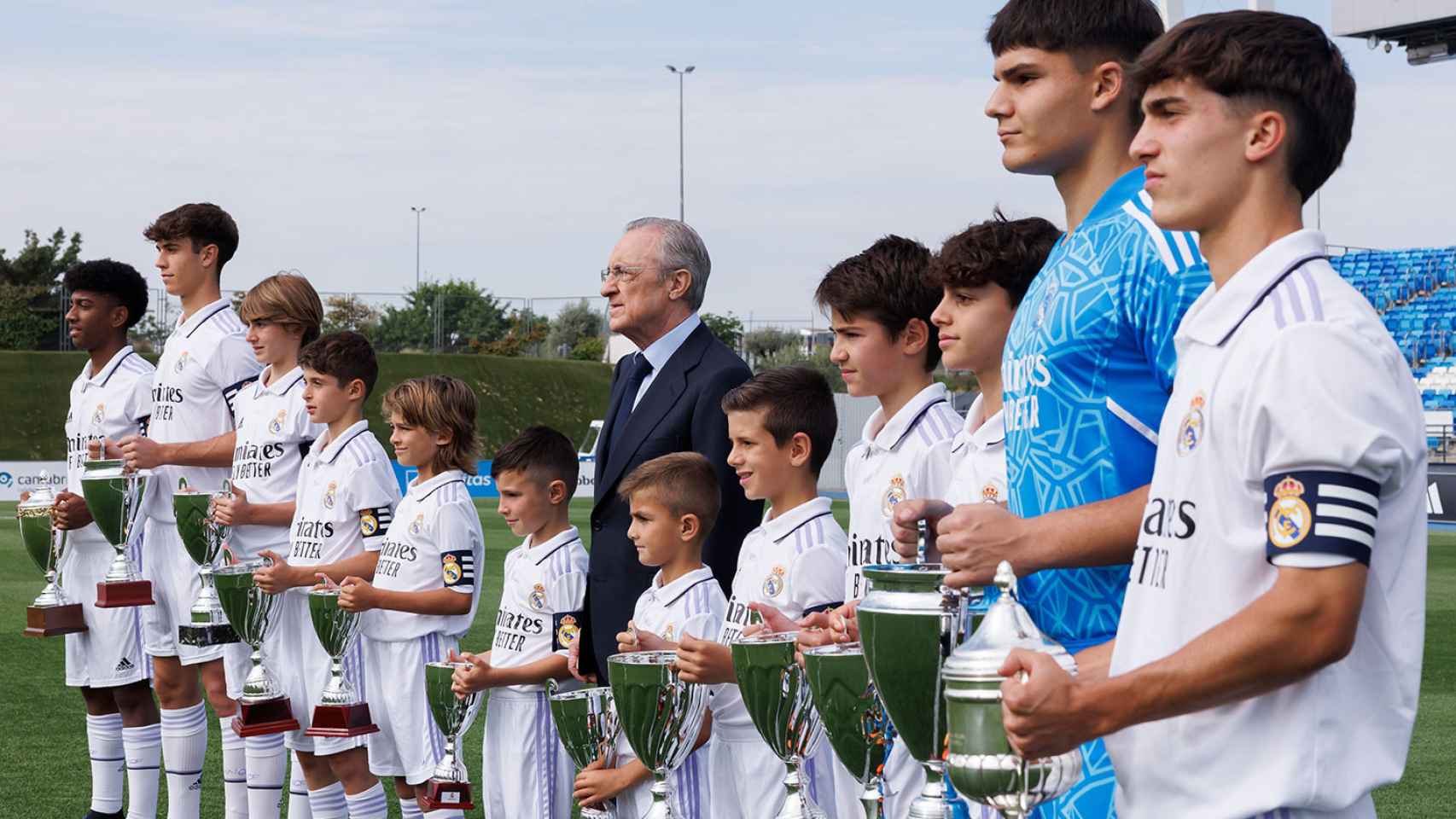 Florentino Pérez posa con los equipos que conforman las categorías inferiores del Real Madrid