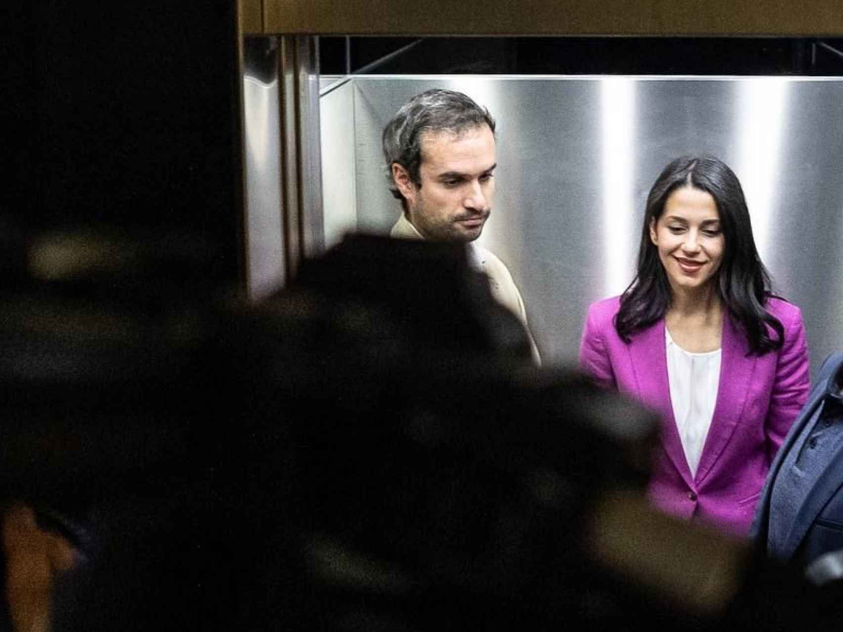 Inés Arrimadas, junto a David Martínez, su jefe de gabinete; en el ascensor del Congreso. Día de su adiós.