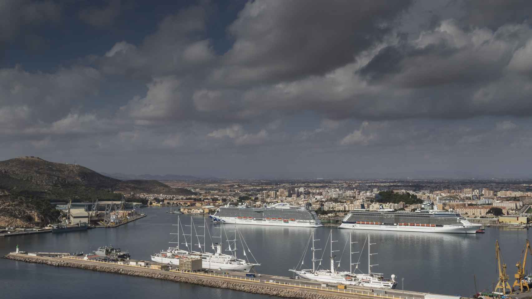 Un par de cruceros atracados en el puerto de Cartagena.
