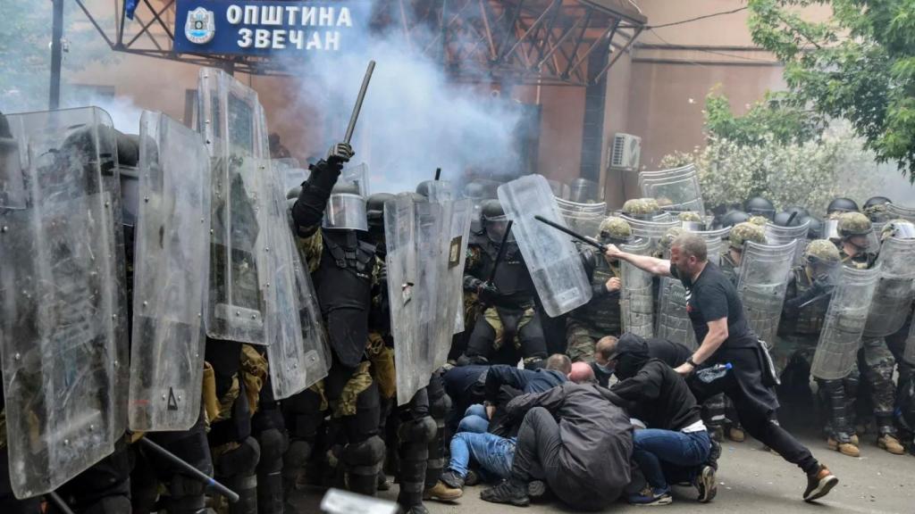 Los pacificadores de la OTAN, ante los manifestantes serbokosovares en Zvecan.