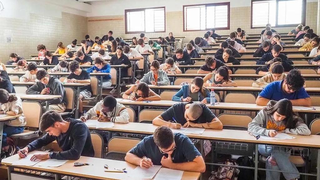 Jóvenes haciendo un examen de Selectividad.