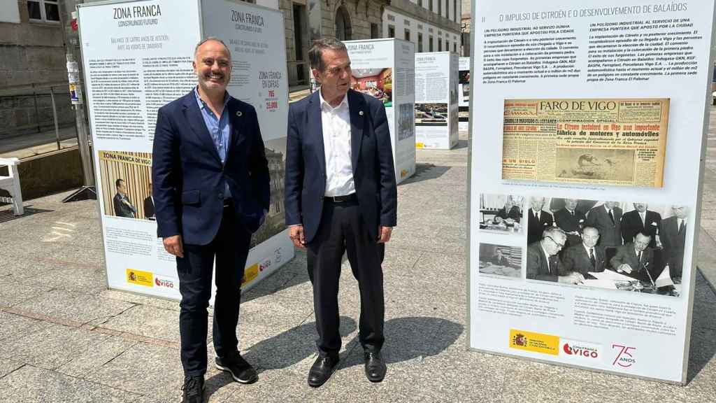 David Regades y Abel Caballero visitan la exposición en el Paseo de Príncipe.