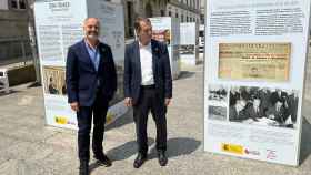David Regades y Abel Caballero visitan la exposición en el Paseo de Príncipe.