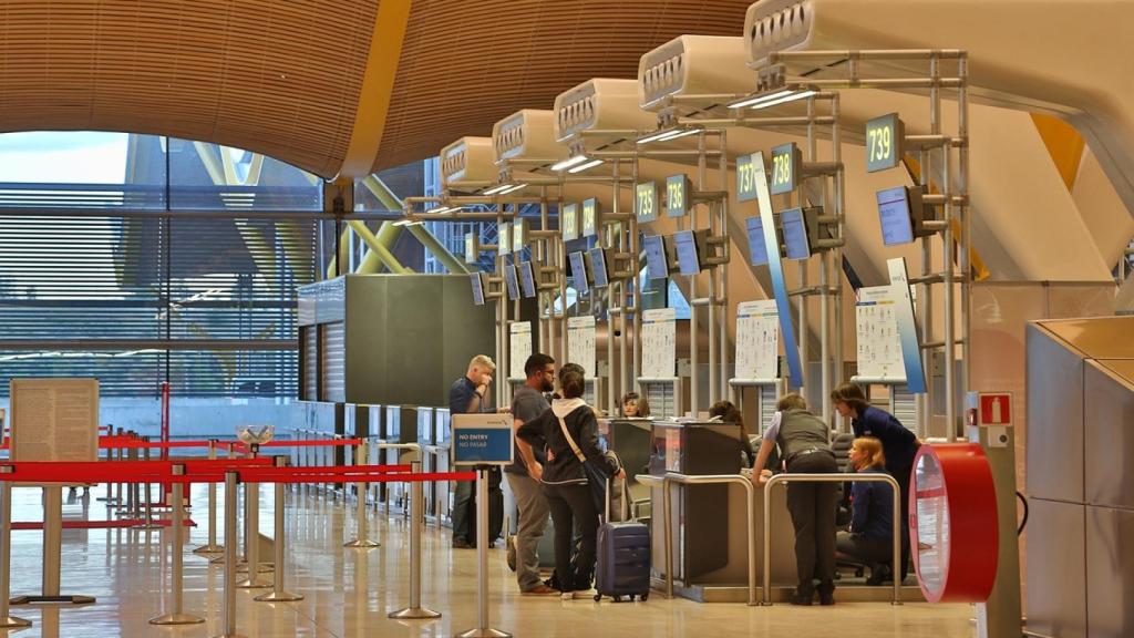 Personas en un aeropuerto.