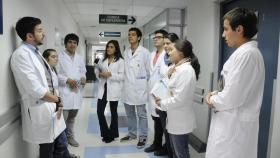 Grupo de estudiantes en prácticas en hospital.