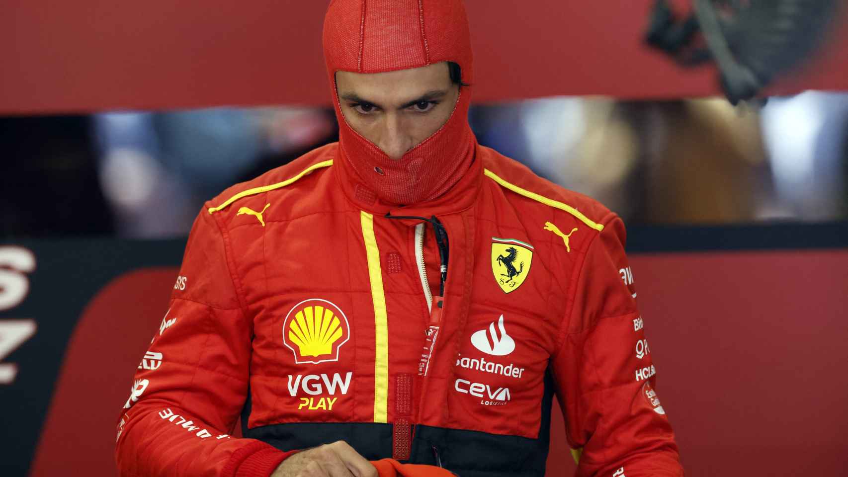 Carlos Sainz, pensativo en el box durante los libres del GP de España.