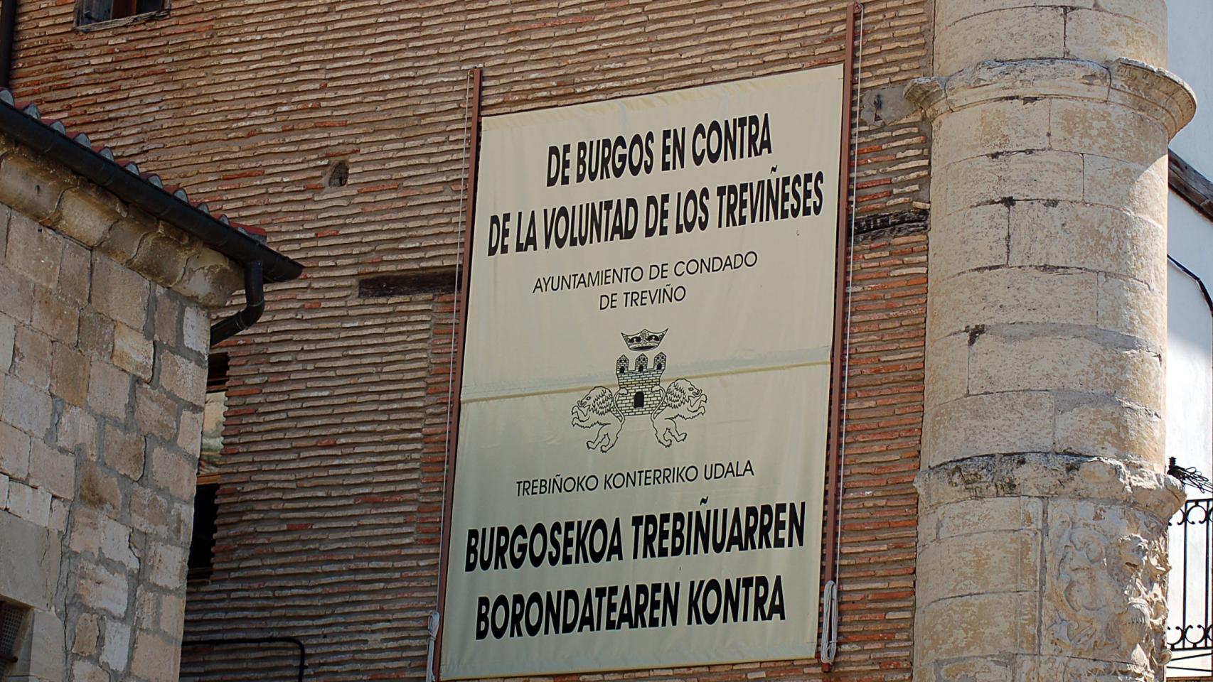 Un cartel pidiendo la incorporación de Treviño al País Vasco.