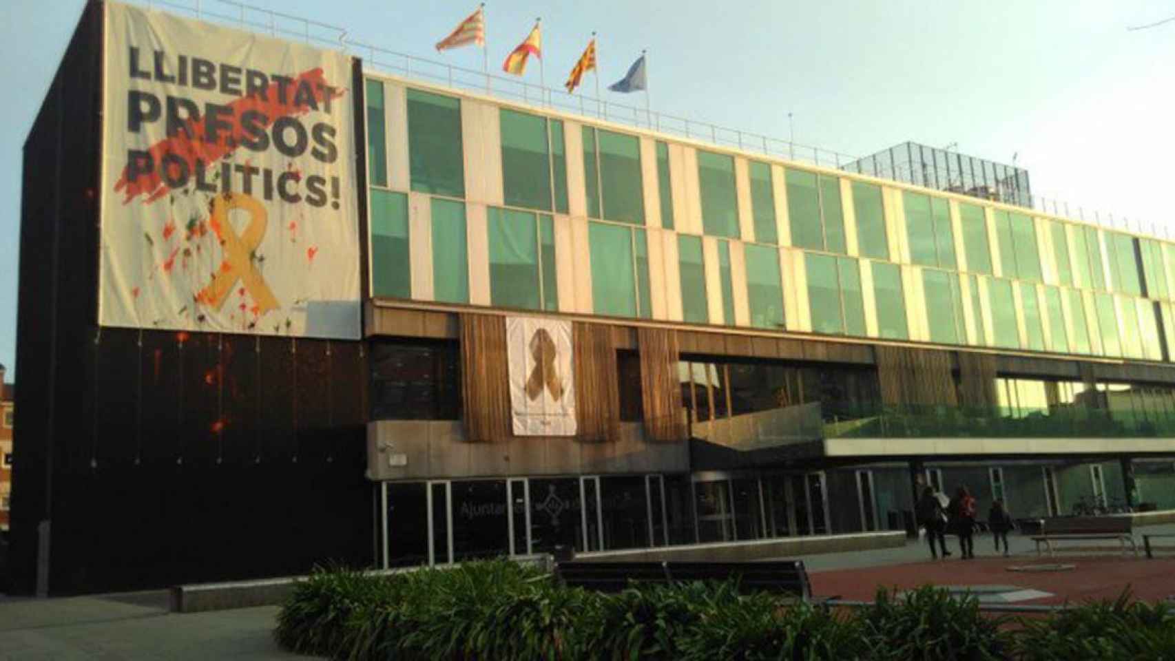 Pancarta y lazo amarillo que el Juzgado ordenó retirar a la alcaldesa de Sant Cugat del Vallès./