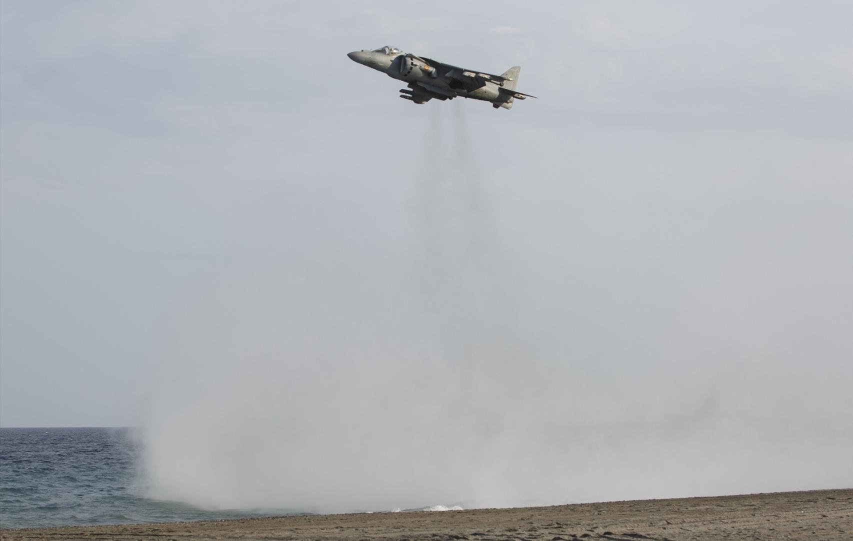 Aviones, helicóptero y buques de las fuerzas armadas, realizando una exhibición dinámica, en los actos previstos con motivo del Día de la Fuerzas Armadas, donde ha asistido el Rey Felipe VI en la Playa de Poniente