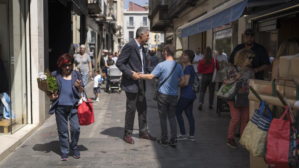 Albiol paseando por Badalona.