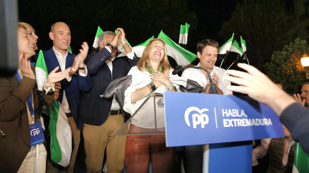 María Guardiola celebra el triunfo electoral, este 28 de mayo, en Cáceres.