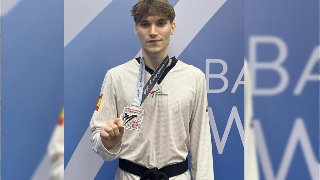 Hugo Arillo, con su medalla de subcampeón.