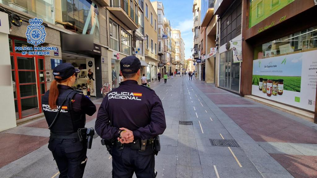 Agentes de la Policía en el centro de Elche, donde han detenido a una mujer acusada de falsificar recetas.