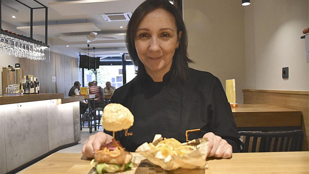 Eva con la minihamburguesa ganadora en el Bar La Teja de Valladolid