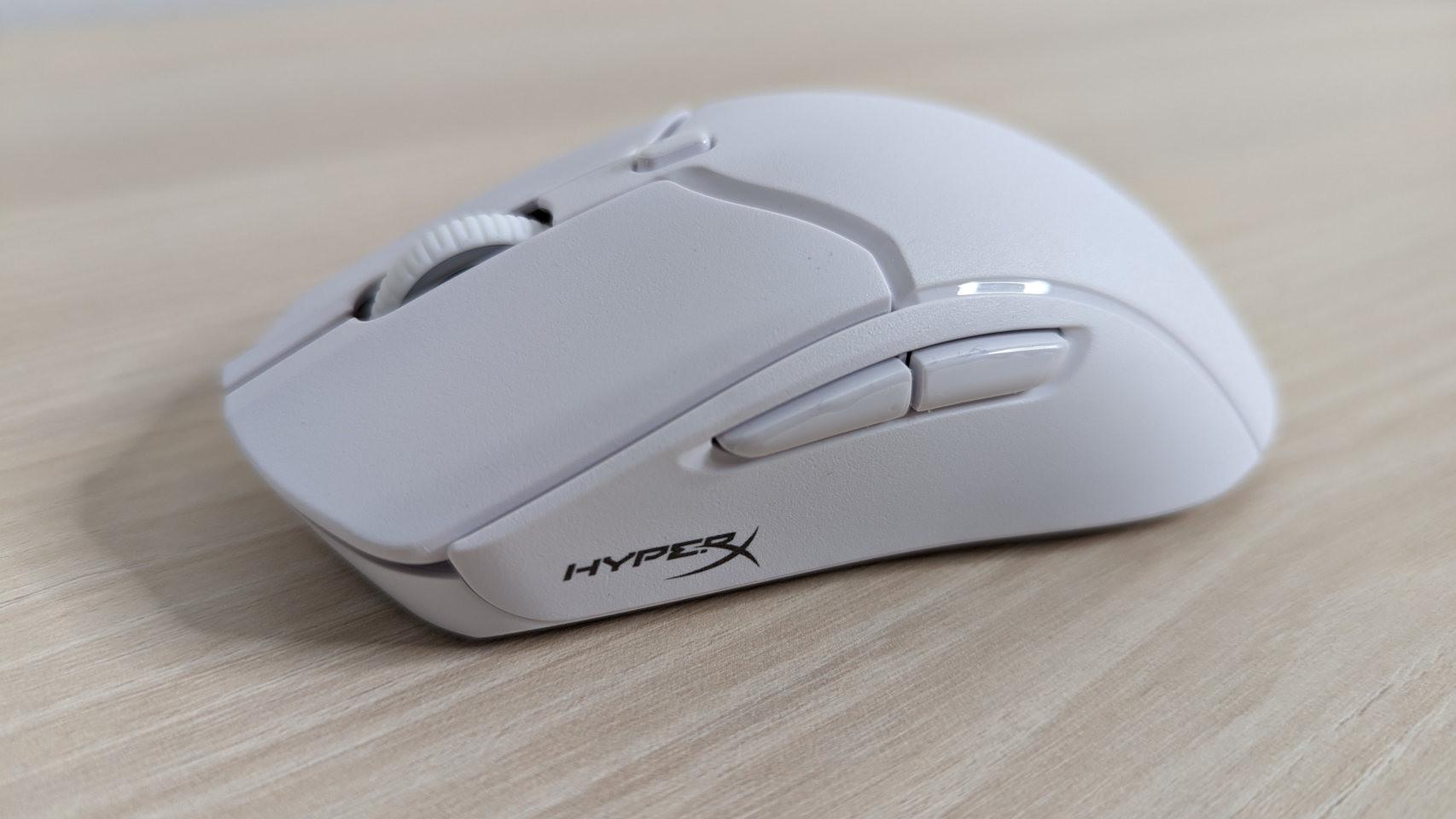 En blanco, el ratón de HyperX es muy elegante