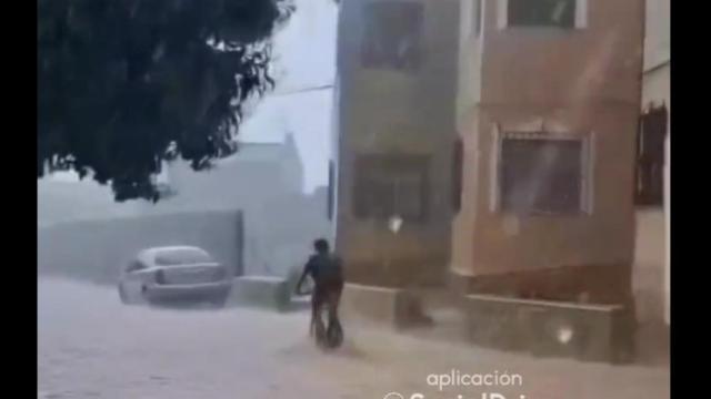 El vídeo viral de un ciclista bajo la lluvia: Las mejores bicis acuáticas... las de Cuenca