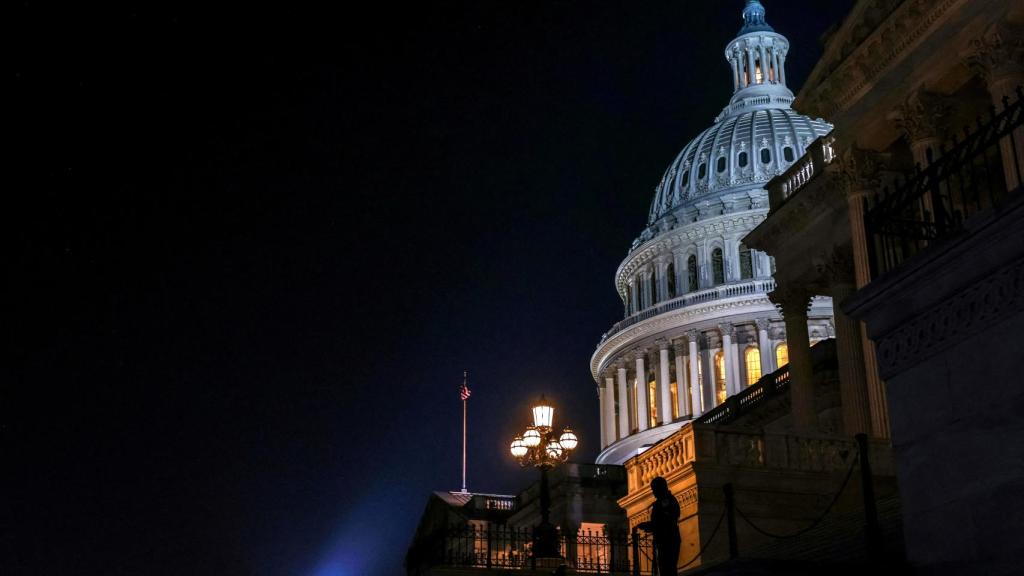 El Senado de EEUU aprueba elevar el techo de deuda y evita la suspensión de pagos del país