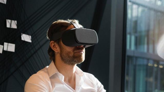 Un hombre utilizando unas gafas de realidad de virtual.