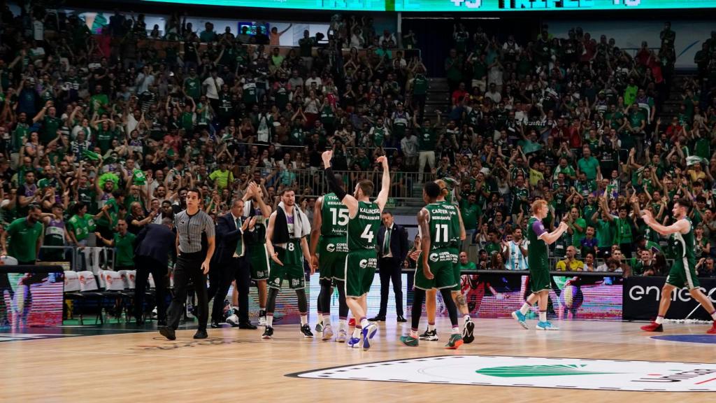 Los jugadores del Unicaja de Málaga durante el partido contra Lenovo Tenerife