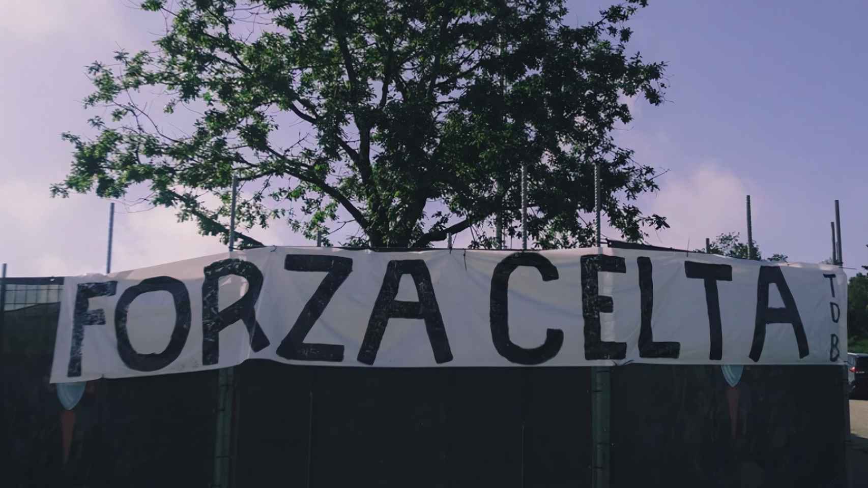 Imagen de una de las pancartas de la Cidade Deportiva Afouteza.
