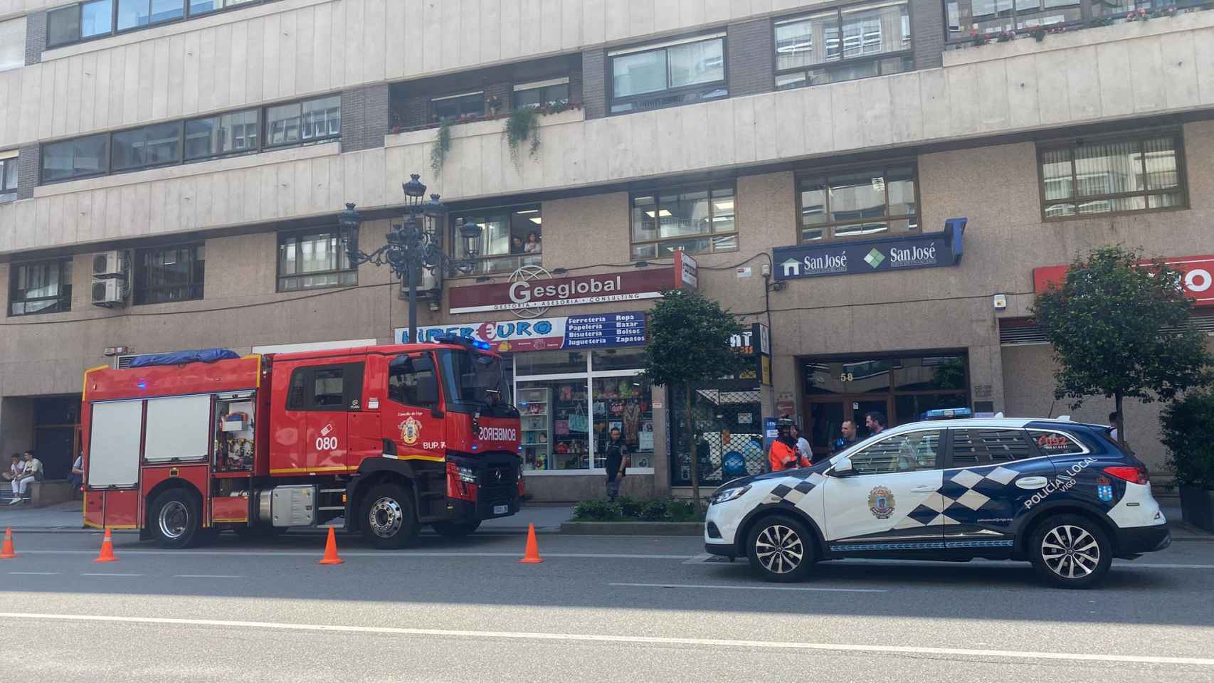 Los bomberos rescatan a un señor atrapado en los baños de un Eroski del centro de Vigo