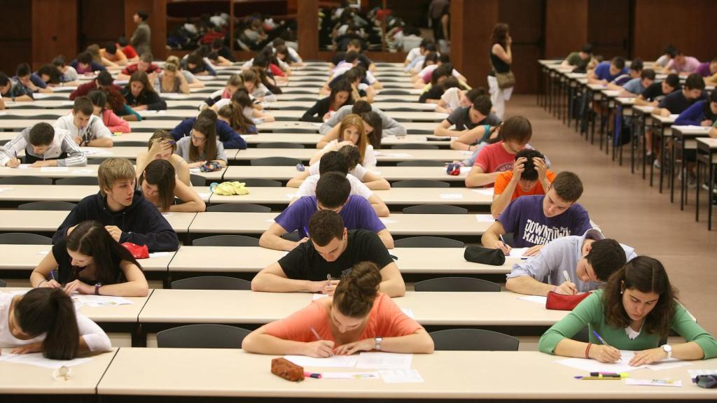 Un aula de una universidad española durante la prueba de Selectividad.