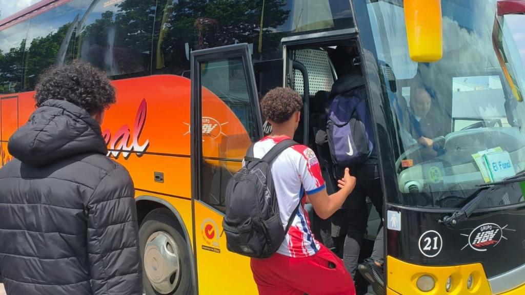 Los jóvenes subiendo al autobús de El Fanal desde la Cañada.