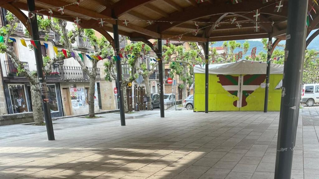 Plaza del pueblo con el mapa de Euskal Herria y los colores de la ikurriña.