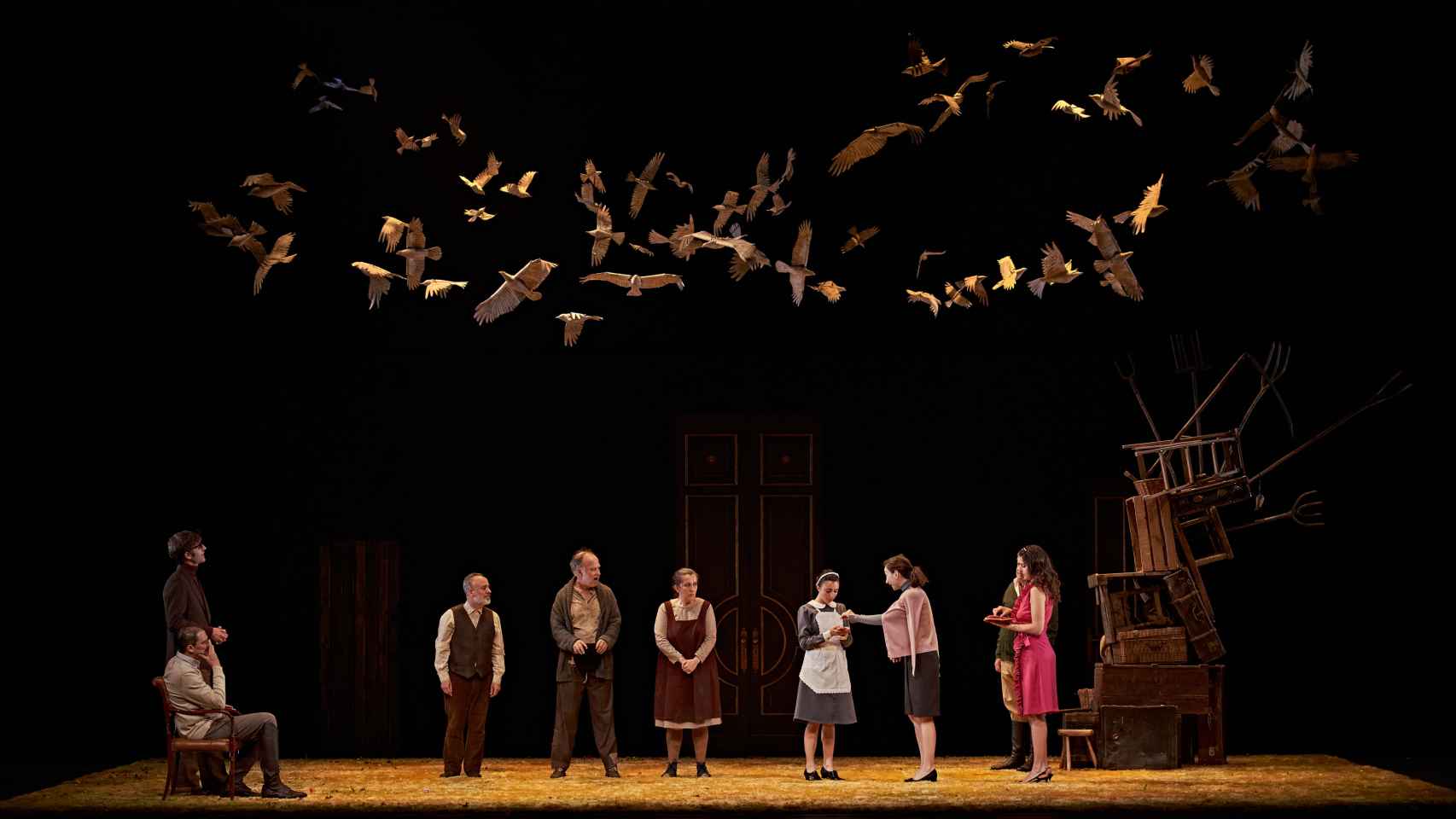La escenografía incluye una columna de enseres que simboliza la pobreza de la familia protagonista y una instalación de palomas que refleja su vínculo con la naturaleza. Foto: MarcosGpunto