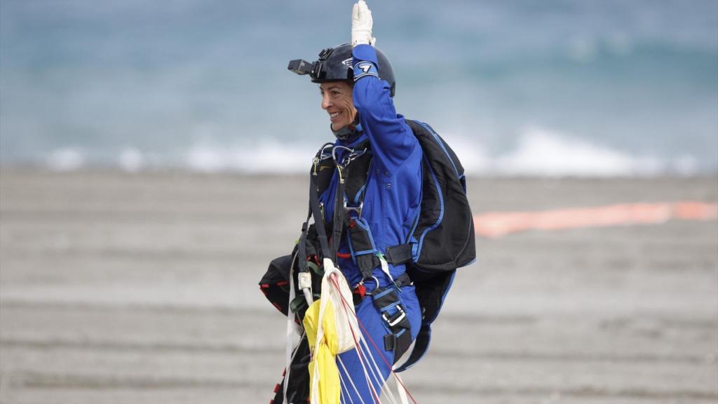 La paracaidista de PAPEA, la cabo Mamen Hurtado, tras llegar a tierra