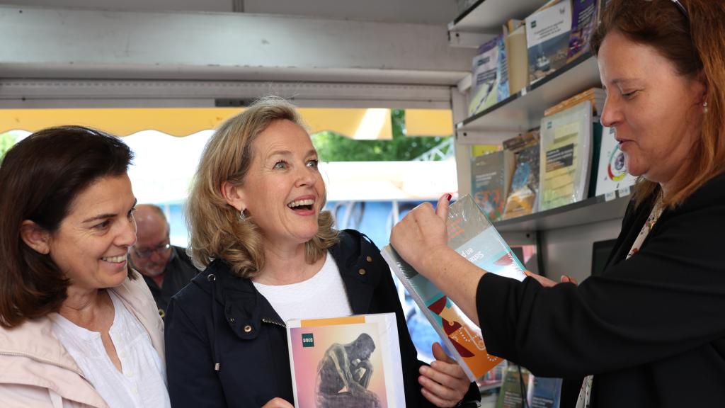 Calviño, en su visita a la Feria del Libro, este sábado.