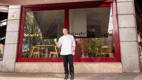 Martín Berasategui en la entrada de la que fue su taberna, Madrí Madre.