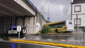 Salida de vía de un autobús urbano en Santiago en la que resultó herido el conductor.