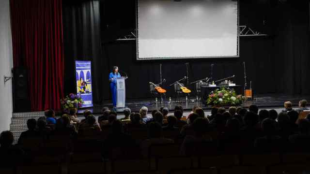 María José Lorenzana interviene en el 46 Congreso de Viúvas de Galicia en Baiona.