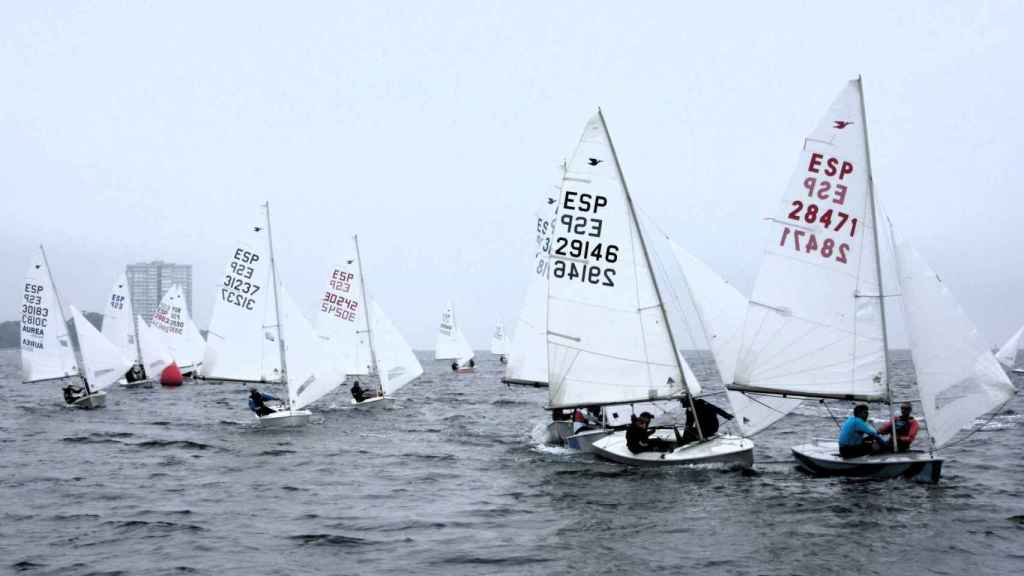 Primera jornada del Campeonato Gallego de Snipe en la ría de Vigo.