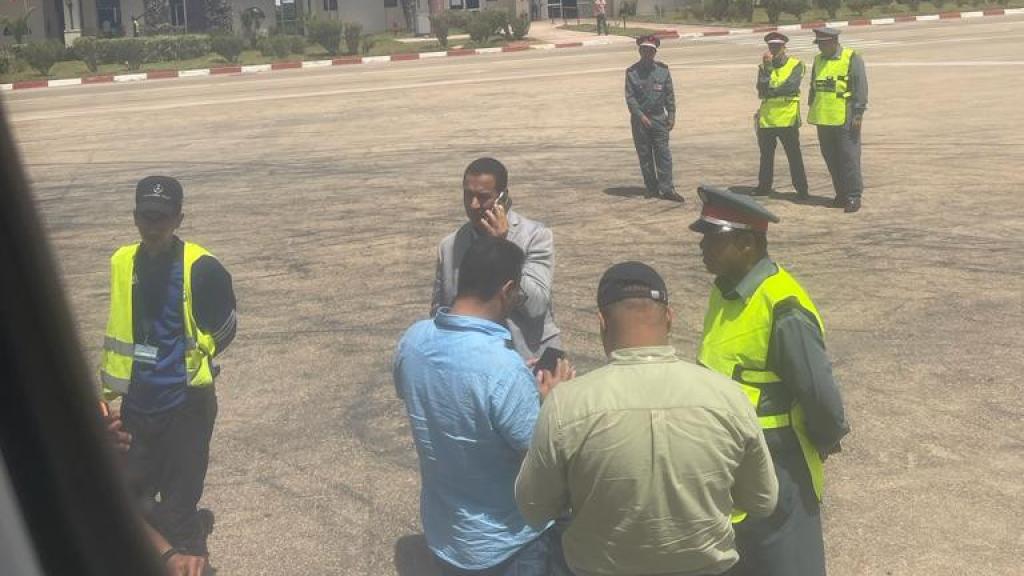 Policías marroquíes esperan en la pista del aeropuerto de El Aaiún.