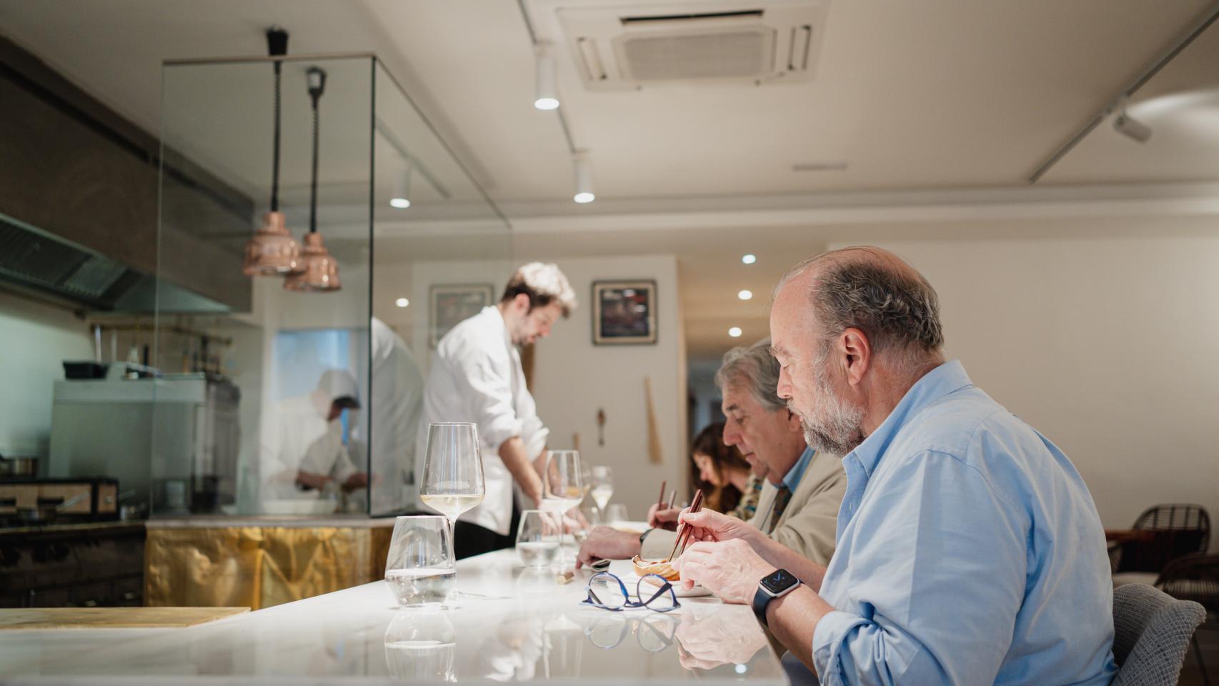 El chef sirviendo uno de los platos del menú degustación.