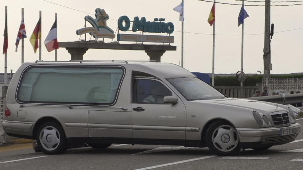 Un coche fúnebre en el camping O Muiño.