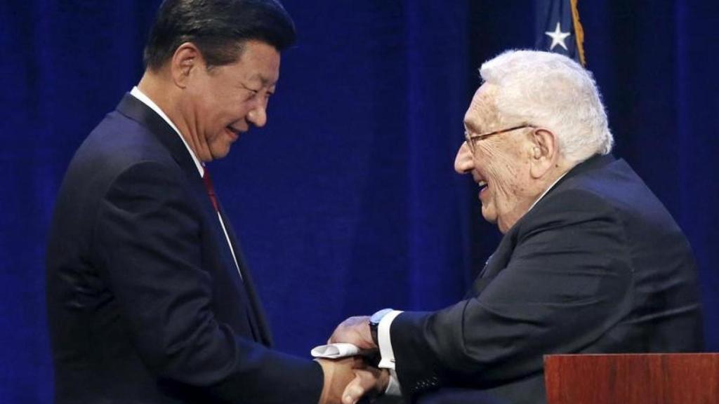 Henry Kissinger saluda al presidente chino, Xi Jinping, durante una recepción en Washington en 2015.
