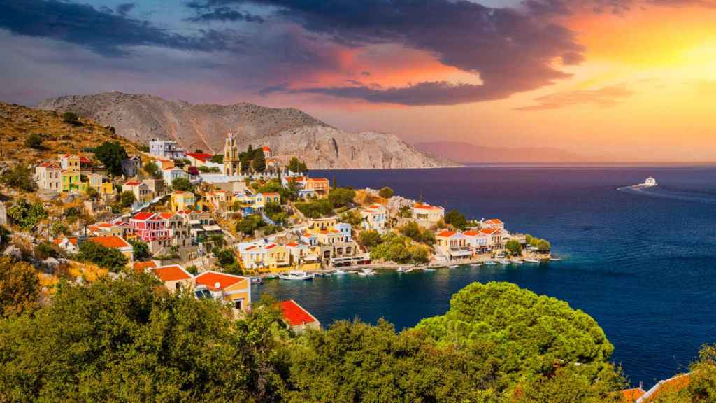 Vista de la hermosa isla griega de Symi (Simi) con casas coloridas y pequeños barcos. Grecia, isla de Symi, vista de la ciudad de Symi (cerca de Rodas), Dodecaneso.