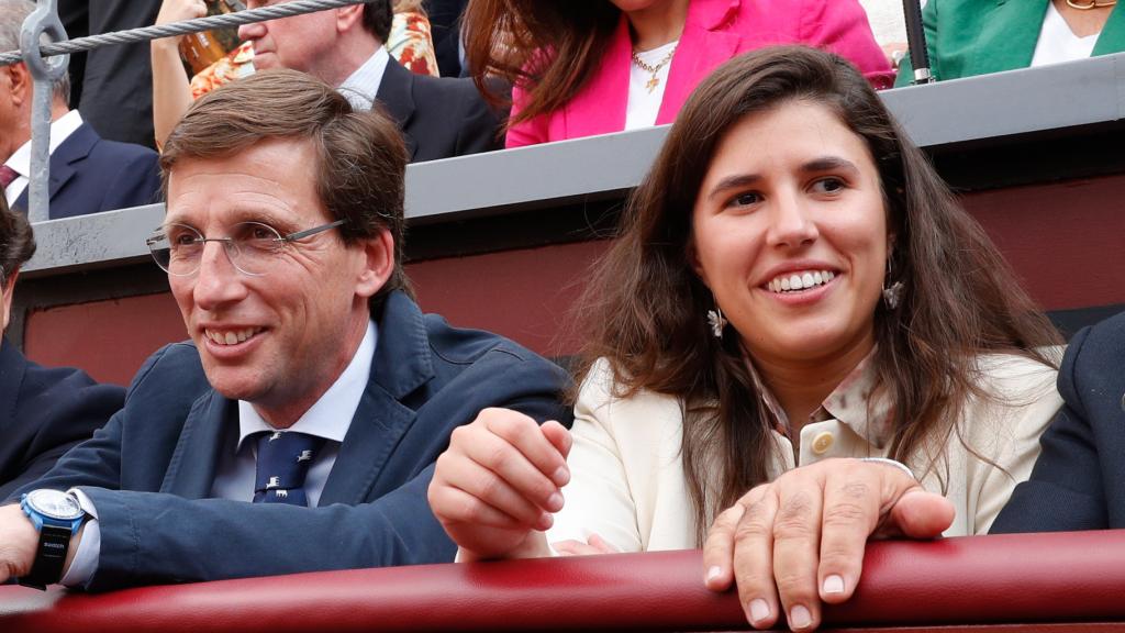 José Luis Martínez Almeida y Teresa Urquijo, en Las Ventas este domingo