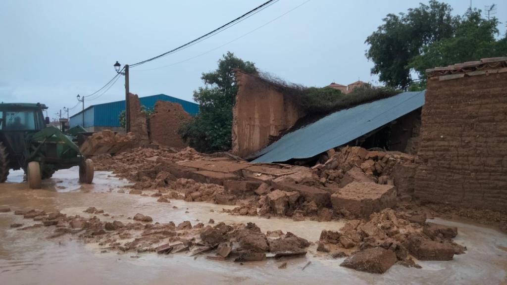 Achique de agua debido a las inundaciones producidas en Berrueces