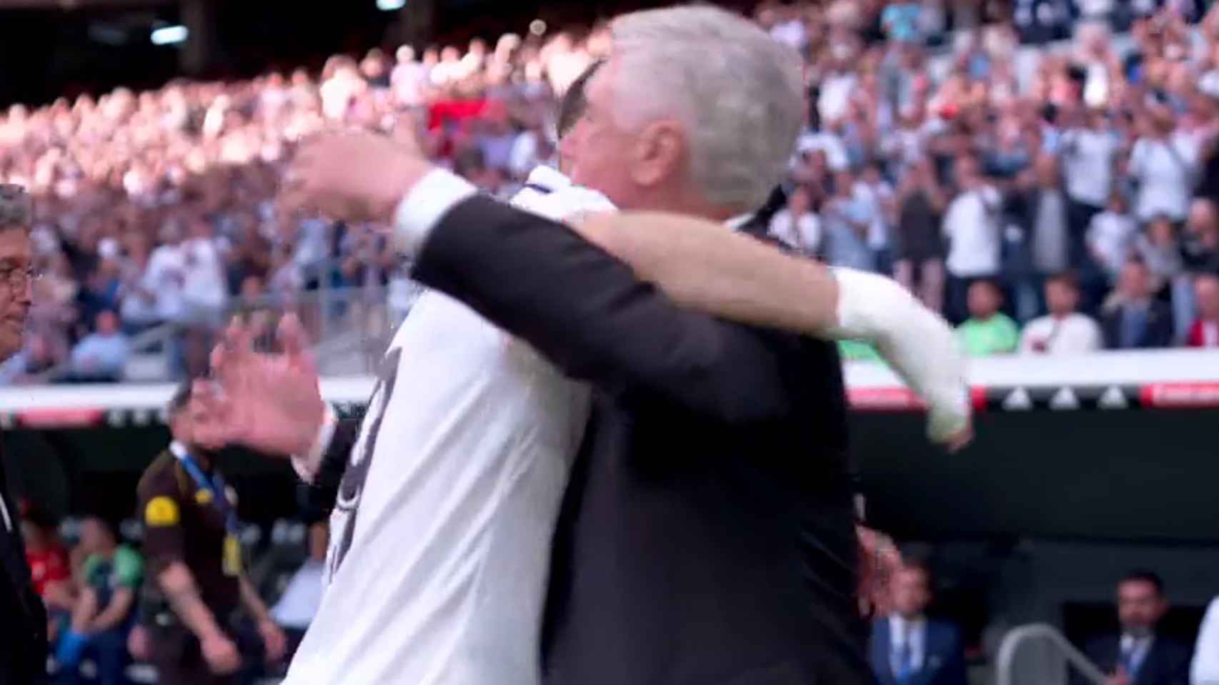 Carlo Ancelotti abraza a Karim Benzema
