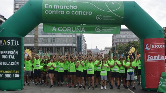 Los participantes en la andaina solidaria En marcha contra o cancro 2023 de la AECC.