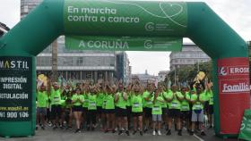 Los participantes en la andaina solidaria En marcha contra o cancro 2023 de la AECC.