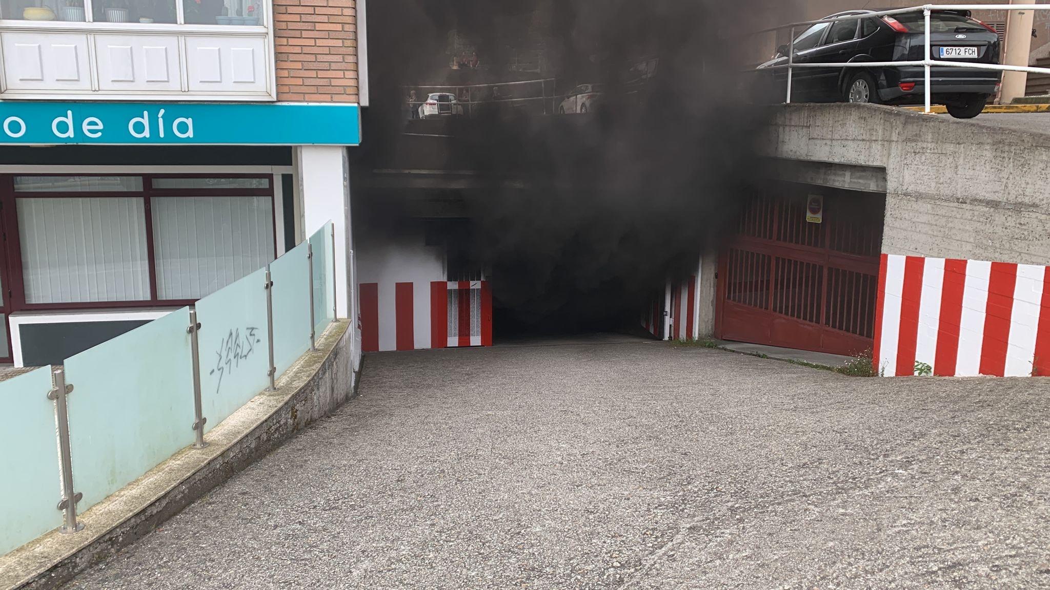 Humo negro saliendo del garaje de O Portádego afectado por un incendio (Concello de Culleredo).